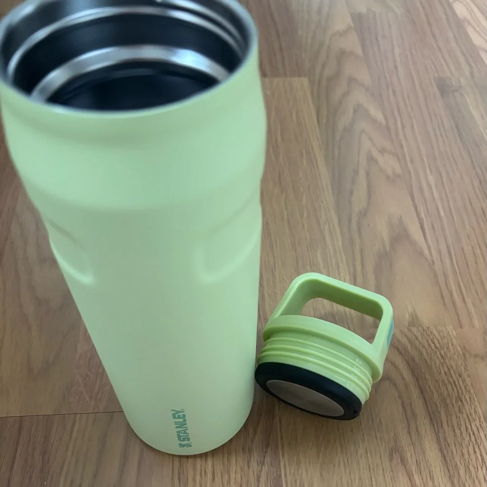 NEW Stanley IceFlow AeroLight Citron Green Insulated Water Bottle 24oz - Picture 3 of 7